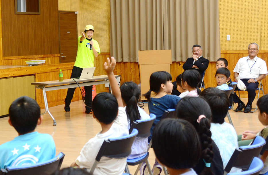 岩元みささんが好きなことに挑戦することの大切さを伝えた講演＝23日、鹿児島県の大和村防災センター