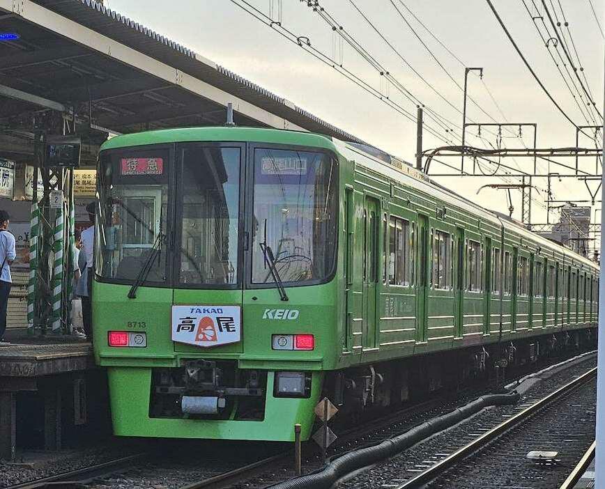 高尾山をアピールするグリーン色の京王電鉄の電車