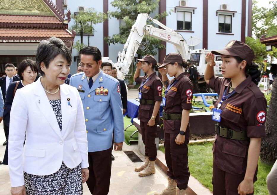 カンボジアの「地雷対策センター」を視察する上川外相（左）＝6日、プノンペン（共同）