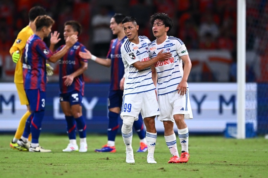 FC東京の選手が喜ぶ中、小野裕二が藤原奏哉と敗戦を噛みしめる（写真◎J.LEAGUE）