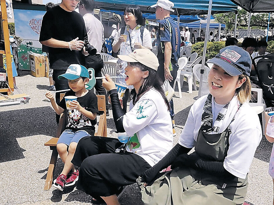 かき氷を味わう来場者＝輪島市町野支所