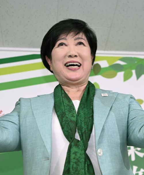 都知事選での勝利・３選を確実にした直後の小池氏。子育て世代への手厚い支援策が、支持につながった