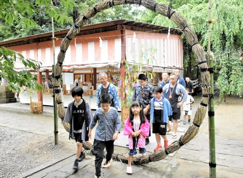 茅の輪をくぐり祭りの成功を願う地域住民