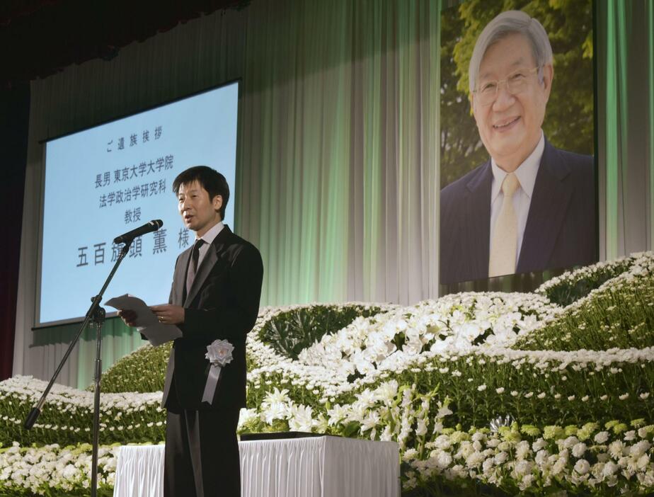 神戸大名誉教授の五百旗頭真さんをしのぶ会で、あいさつする長男の薫さん＝27日午後、神戸市