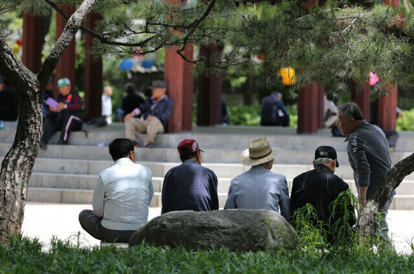 ソウル市鍾路区タプコル公園の高齢者たち＝カン・チャングァン先任記者