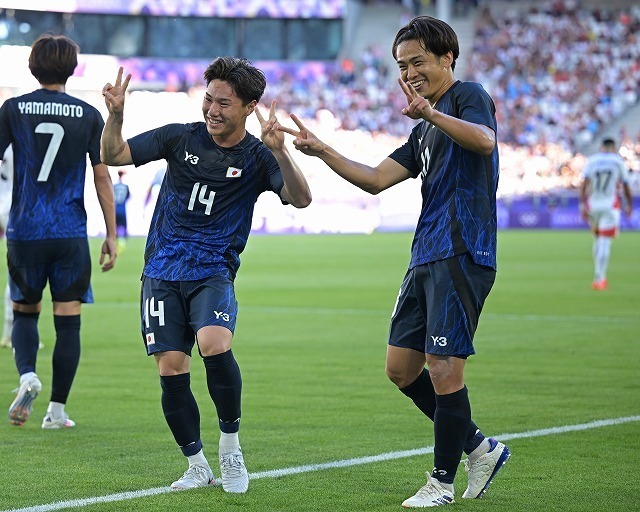 決定的な仕事で勝利に貢献した三戸（左）と斉藤（右）。写真：金子拓弥 (サッカーダイジェスト写真部／JMPA代表撮影)