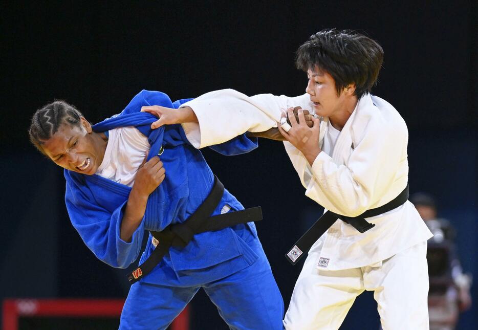 女子57キロ級3位決定戦　ブラジル選手（左）と対戦する舟久保遥香＝パリ（共同）