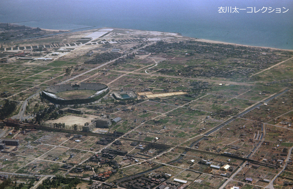 1947年に米軍将校が撮影したとみられる甲子園球場（左）のカラー写真（衣川太一コレクション）