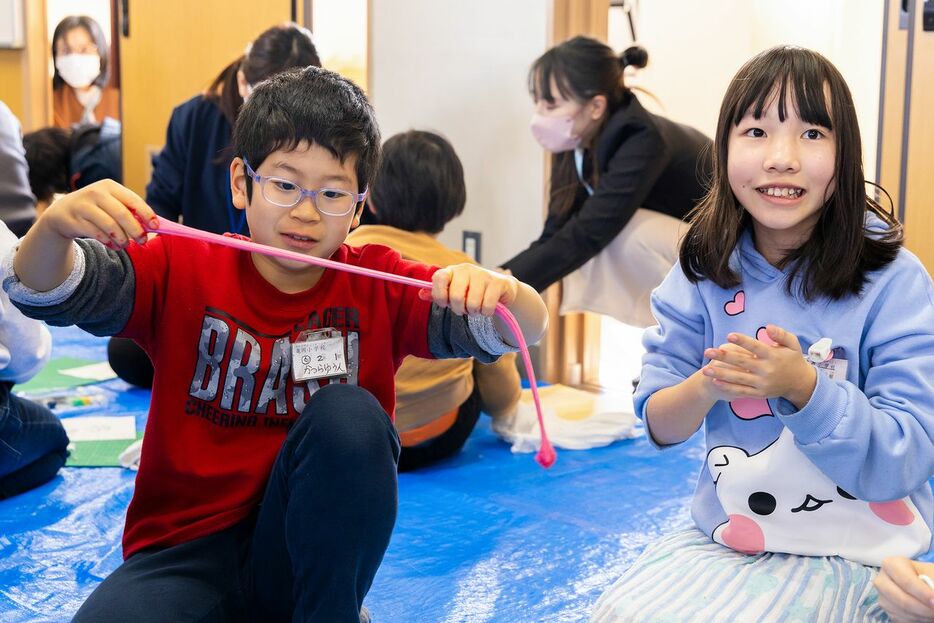 楽しそうに粘土に色を練り込む子どもたち