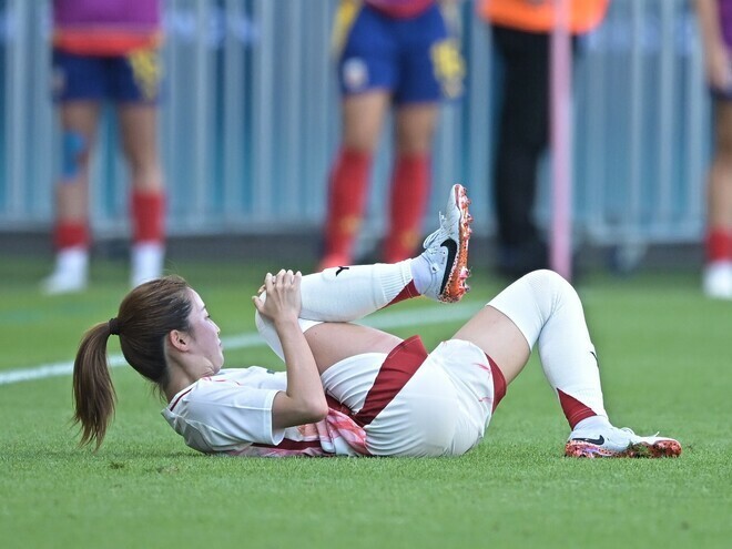 ピッチに倒れ込む清水。写真：金子拓弥 (サッカーダイジェスト写真部／JMPA代表撮影)