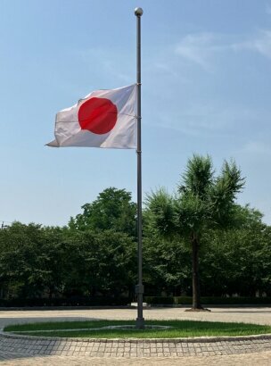 胡友平さんを悼むために弔旗を掲揚した在中国日本大使館［写真　微博］