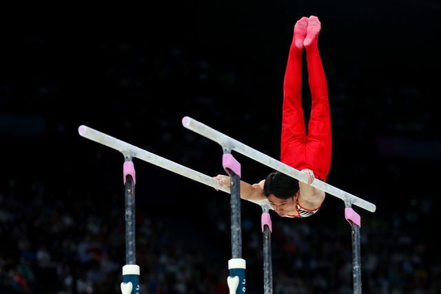 平行棒の懸垂系の技(写真：西村尚己/アフロスポーツ)