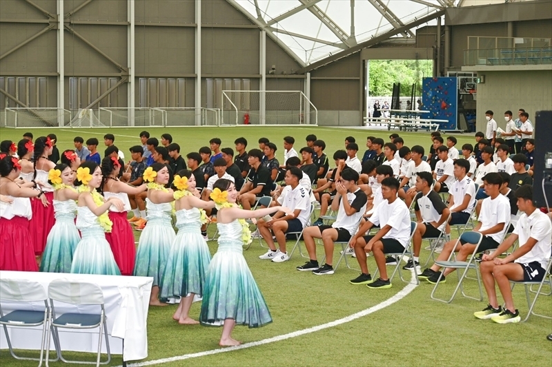 開会式を前にフラダンスに取り組む福島県の高校生が華麗な舞を披露し、選手を歓迎した＝Ｊヴィレッジ全天候型練習場