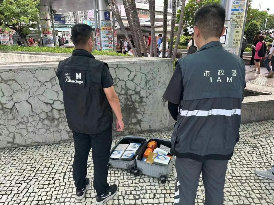 マカオ税関が7月22日に摘発した運び屋を使った密輸事案（写真：澳門海關）