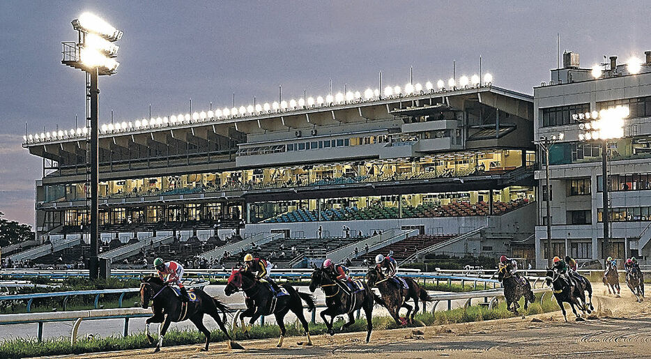 初のナイター開催で盛り上がった金沢競馬＝２８日午後７時