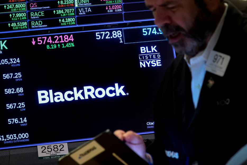 　米資産運用大手ブラックロックは７月１日、株式の下落リスクを１００％ヘッジする「バッファー上場投資信託（ＥＴＦ）」を導入したと発表した。２０２２年１０月、ニューヨーク証券取引所で撮影（２０２４年　ロイター/Brendan McDermid）