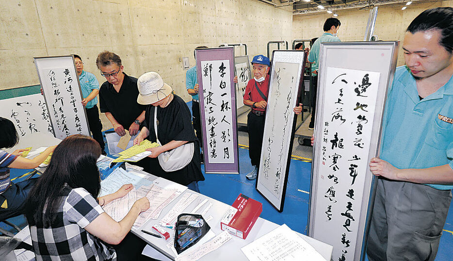 作品を運び込む出品者＝金沢２１世紀美術館