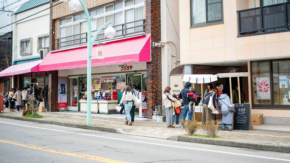 続々と新たな店がオープンする「トビチ商店街」（提供：〇と編集者）