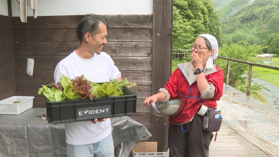 井上さん（左）と農家民宿「月のもり」・市川直美さん（右）