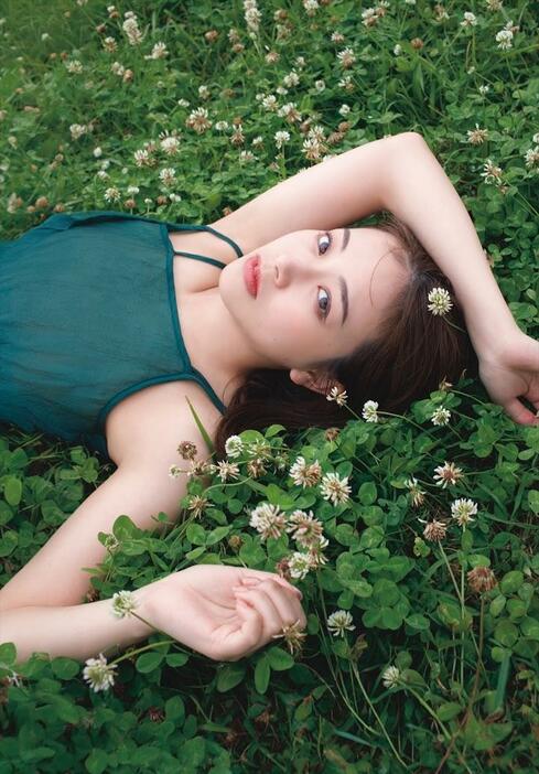 中川絵美里さんの2冊目の写真集「中川絵美里2nd写真集『光芒』」収録カット　撮影：桑島智輝