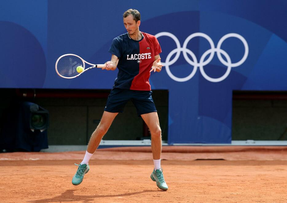 個人資格の中立選手としてのパリ五輪出場に向け、トレーニングするダニル・メドベージェフ＝24日、パリ（ロイター＝共同）