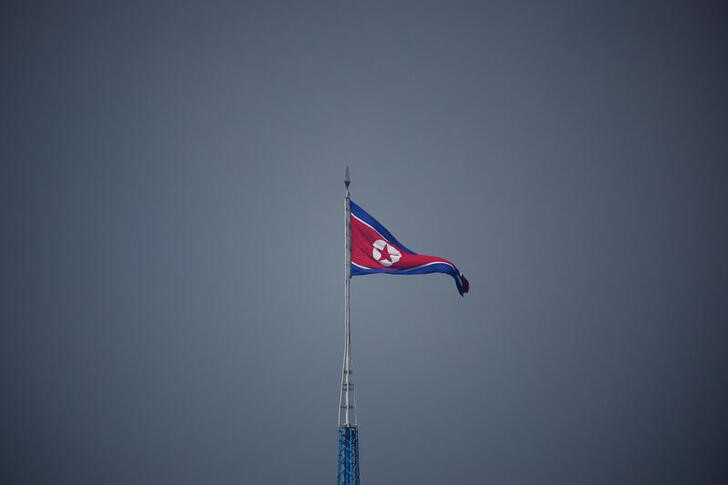 　７月２日、 北朝鮮国営の朝鮮中央通信（ＫＣＮＡ）は同国が前日に４．５トンの超大型弾頭を搭載できる新型戦術弾道ミサイルの発射実験に成功したと伝えた。写真は北朝鮮の旗。韓国側から２０２２年７月撮影（２０２４年　ロイター/Kim Hong-Ji）