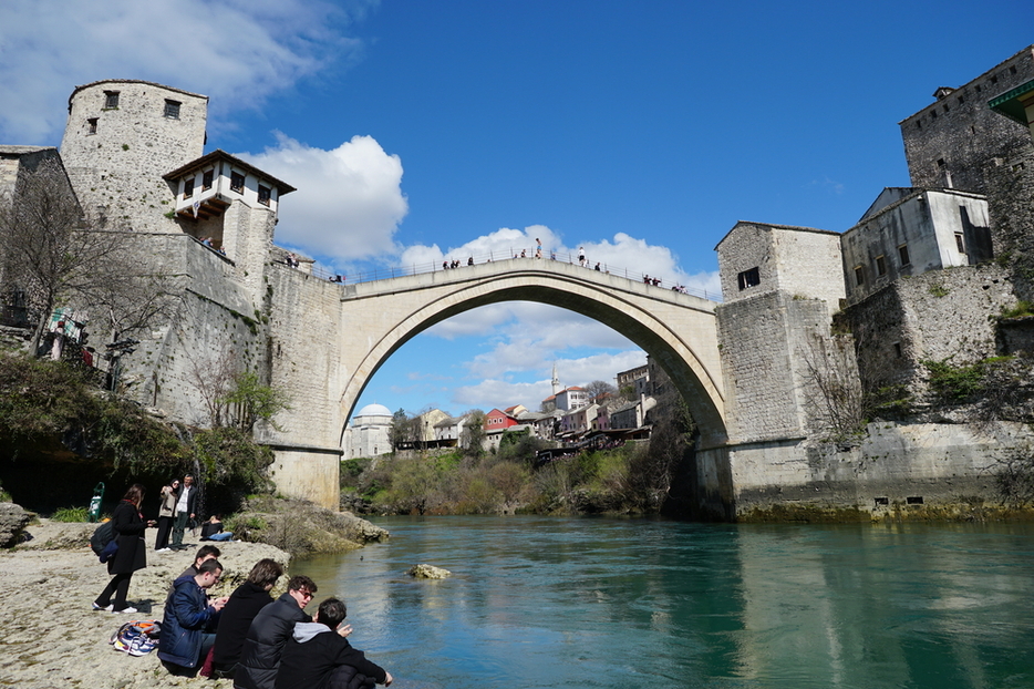 紛争後に再建されたモスタルの象徴である石橋（C）新潮社