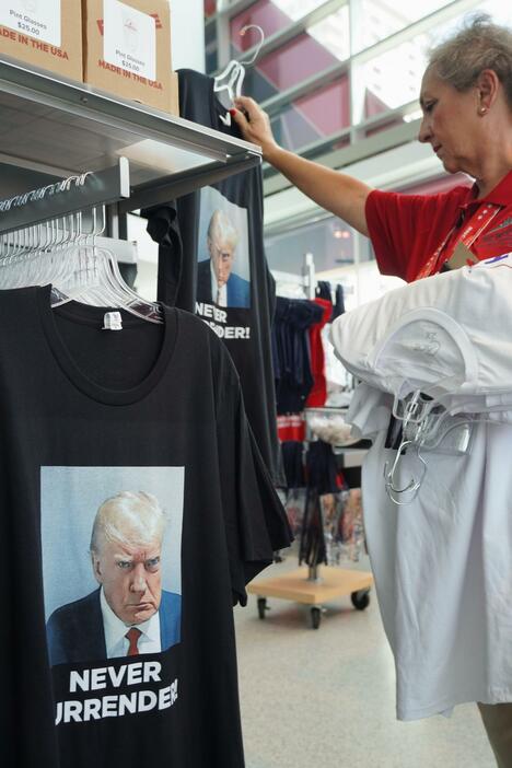 米共和党大会の会場で販売されたトランプ前大統領の写真入りTシャツ＝15日、米ウィスコンシン州ミルウォーキー（共同）