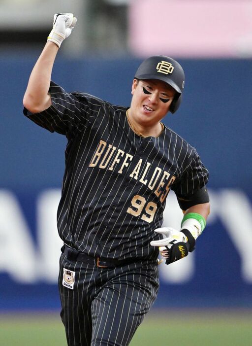 決勝の4号2ランを放ったオリックス杉本裕太郎選手(写真：時事)