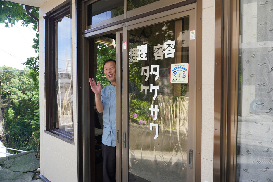 理容室タケザワの店主竹沢敏文さん＝６月１９日、静岡県熱海市