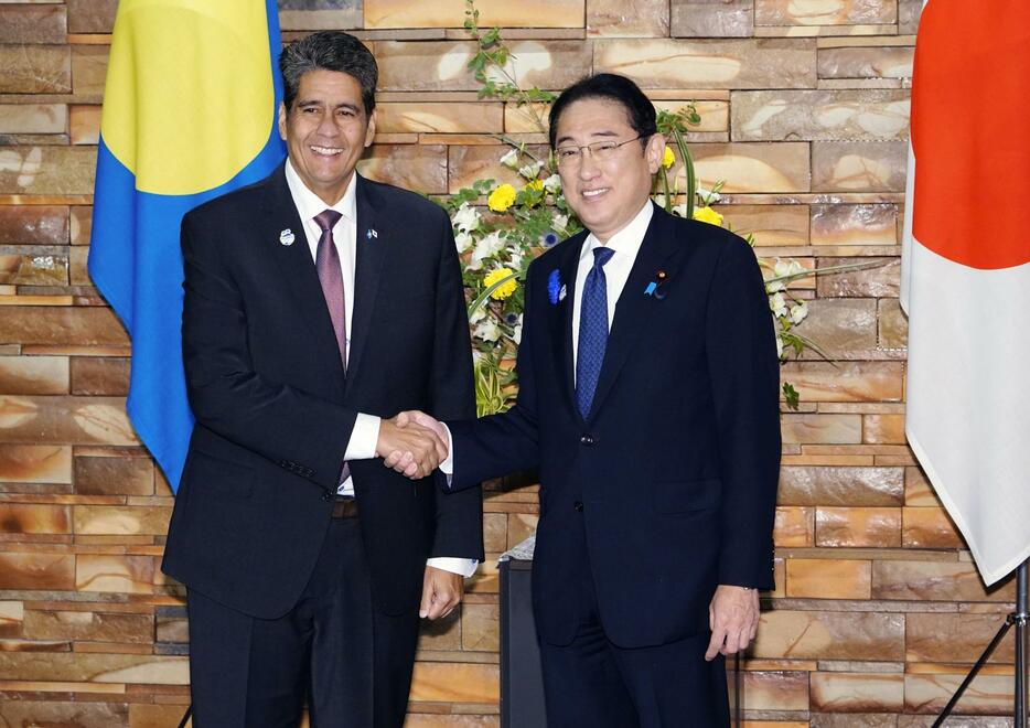 パラオのウィップス大統領（左）と握手する岸田首相＝17日午前、首相官邸