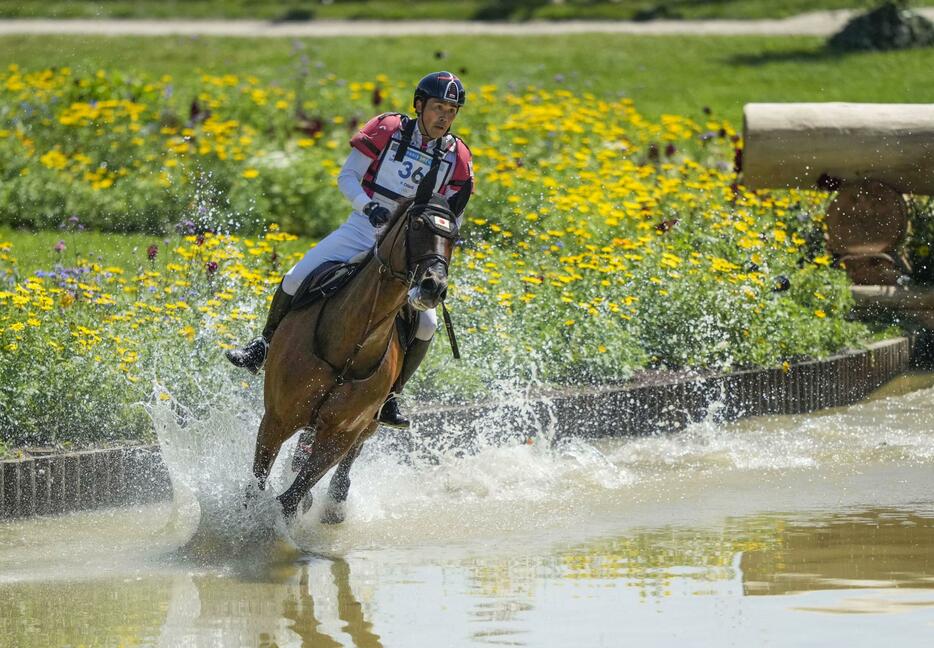 総合馬術　クロスカントリーに出場した大岩義明＝パリ郊外（AP＝共同）