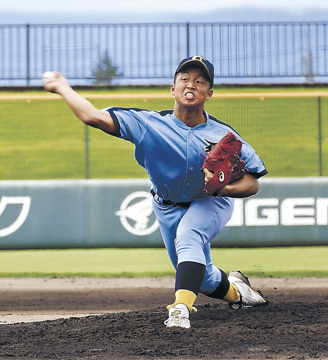 【高岡一―高岡龍谷】気迫の投球で相手打線を完封した高岡一の大門　　　＝高岡西部総合公園野球場