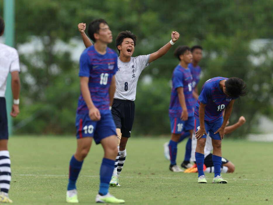 勝利の瞬間、米子北高MF柴野惺(3年=前橋FC出身)がガッツポーズ(Manabu TAKAHASHI)