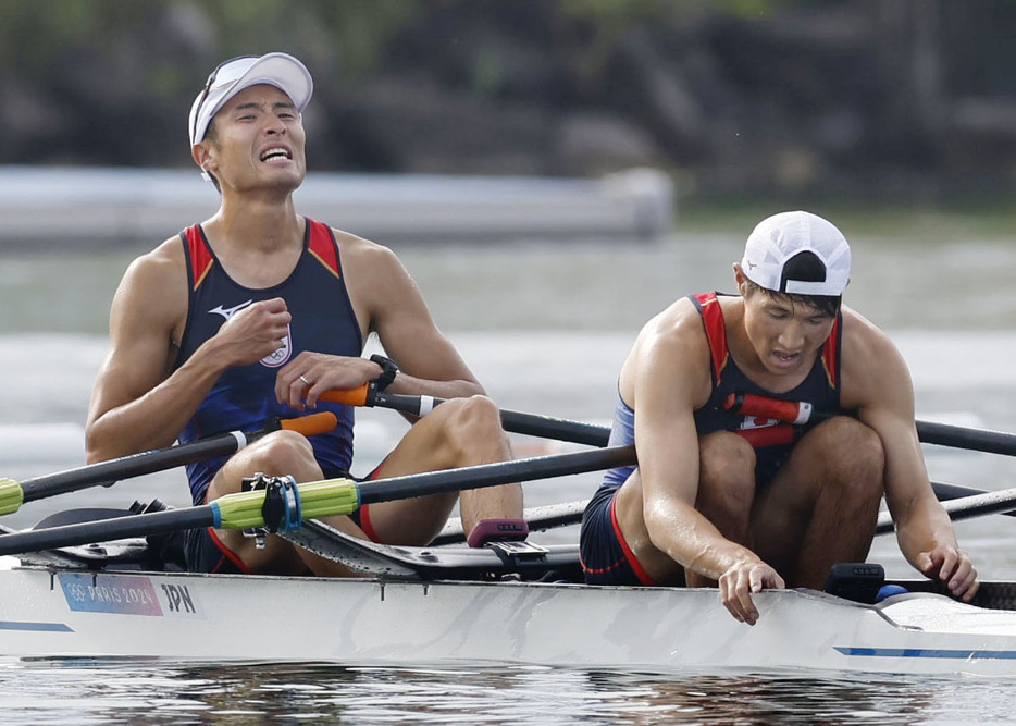 男子軽量級ダブルスカル順位決定戦　出場した宮浦真之（左）、古田直輝組＝パリ郊外（共同）