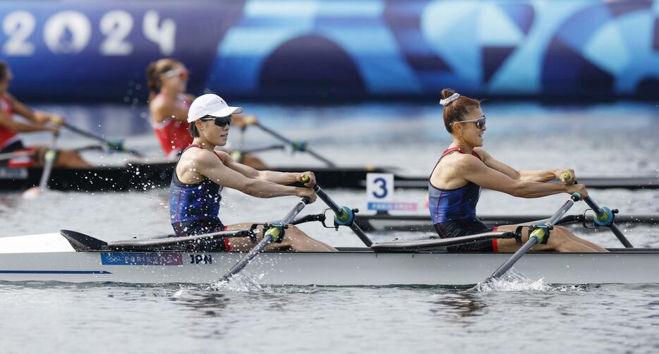 女子軽量級ダブルスカル順位決定戦　出場した広内映美（左）、大石綾美組＝パリ郊外（共同）