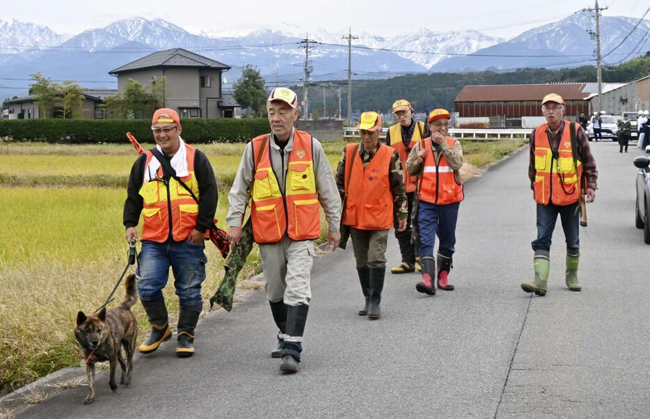 男性2人がクマに襲われた現場付近を警戒する猟友会の会員＝2023年11月、富山市上今町