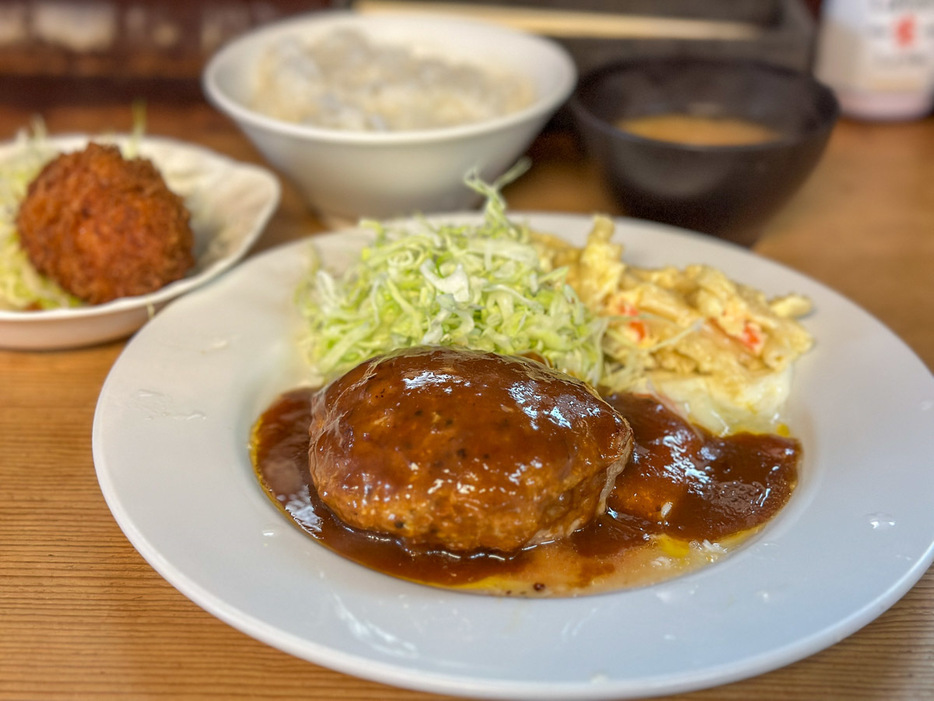 「黒毛和牛のハンバーグとシーフードクリームコロッケ」（1480円）