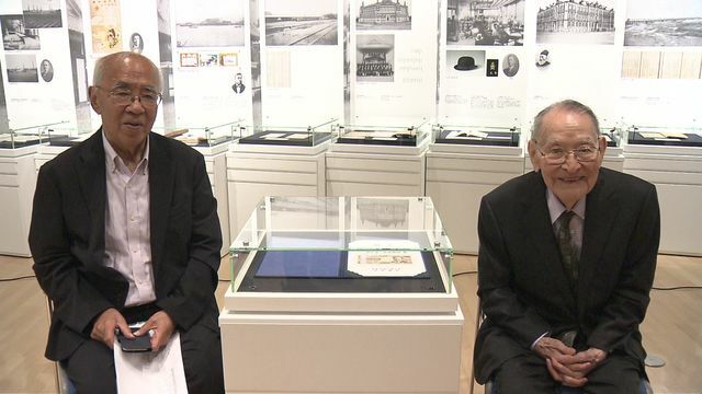 渋沢栄一記念財団に贈呈された新1万円札と雅英さん（右）