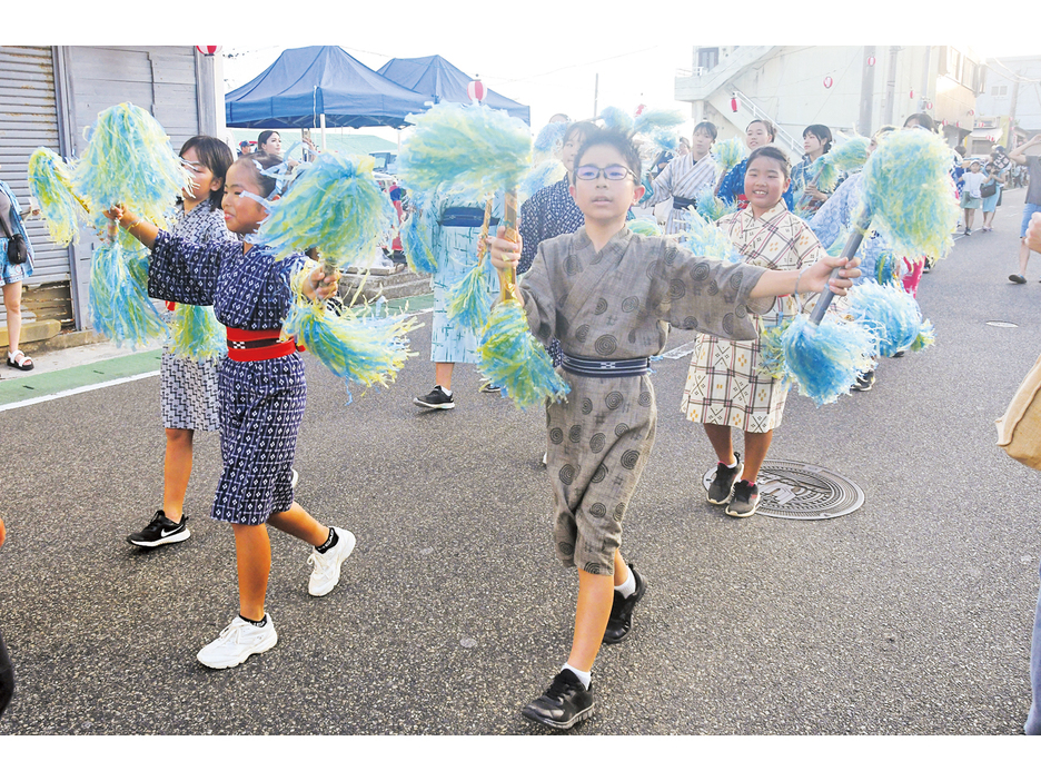 市中パレードでにぎわった知名町ふるさと夏まつり前夜祭＝27日、鹿児島県知名町