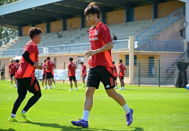 大岩ジャパン最年少でパリ五輪に臨む高井。写真：金子拓弥（サッカーダイジェスト写真部）