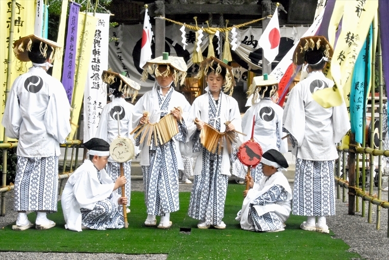 稚児田楽を披露する児童