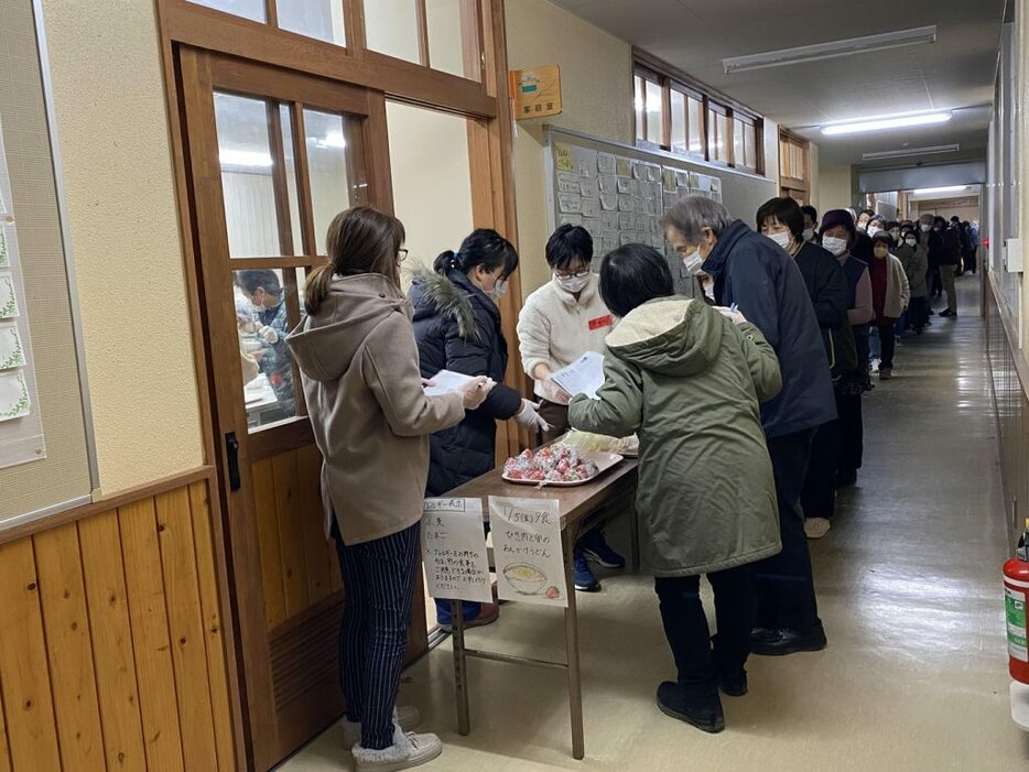 中島小学校で炊き出しの食事に並ぶ皆さん