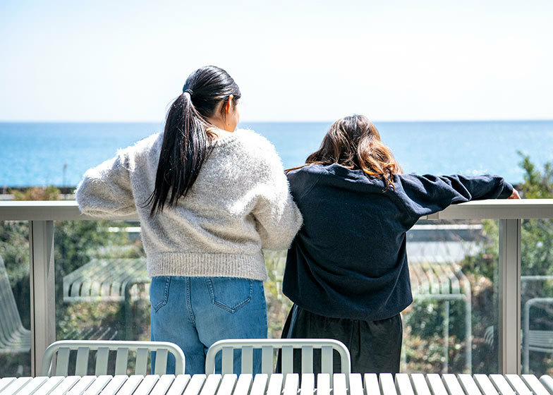 長久保さんのお子さんと、宮本さん。親子のような友達のような、親戚のような、なんともよい距離感です（写真撮影／桑田瑞穂）