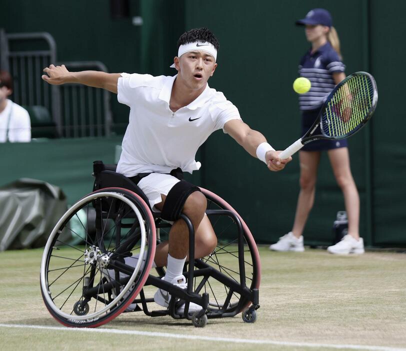 車いすの部男子シングルス準決勝でプレーする小田凱人＝ウィンブルドン（共同）