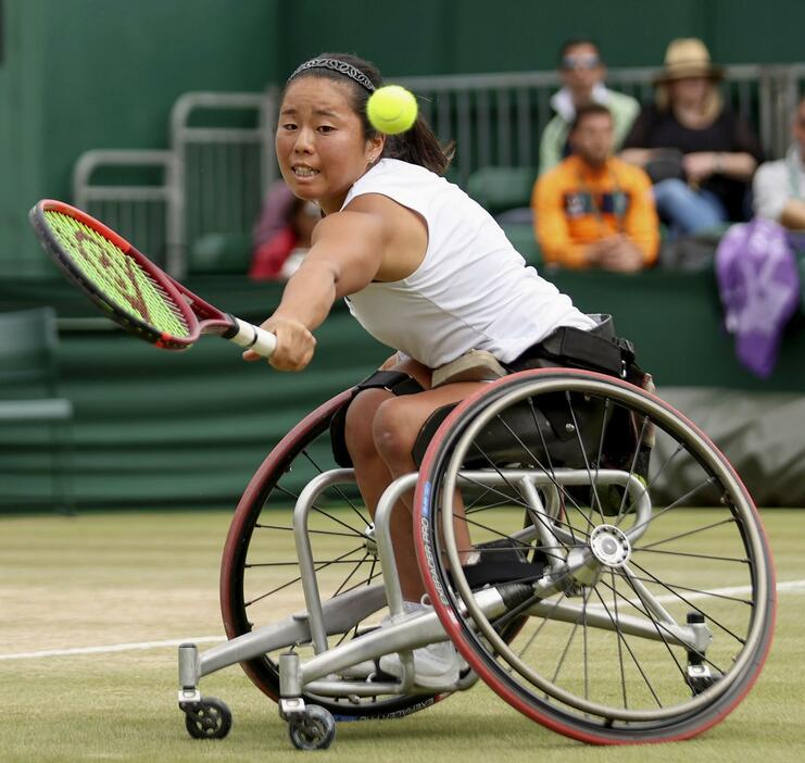 車いすの部女子シングルス準決勝でプレーする上地結衣＝ウィンブルドン（共同）