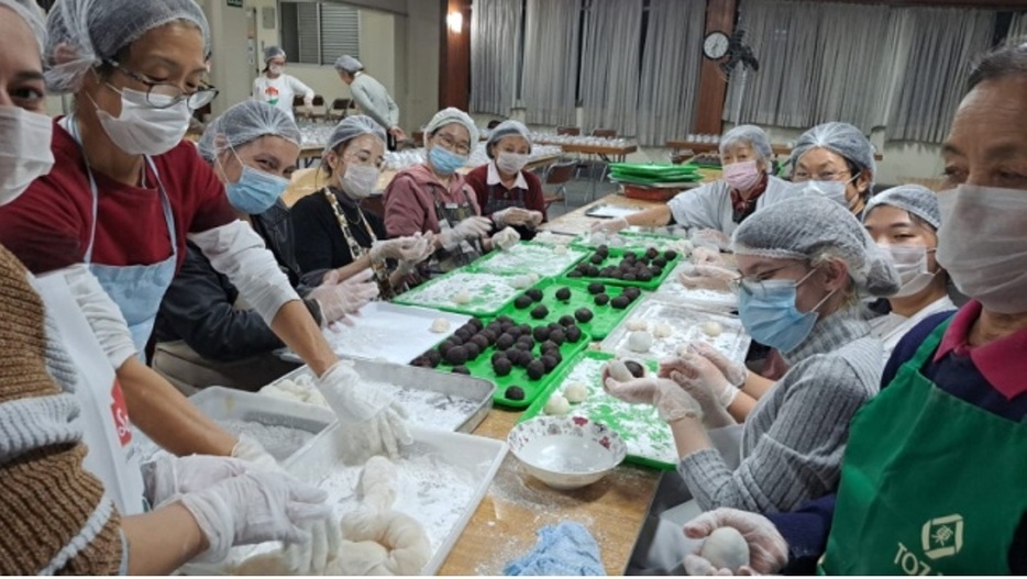 イチゴ大福を作る三重県人会の女性たち