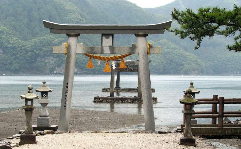 和多都美神社の海中に浮かぶ鳥居。同神社は「古事記」に登場する豊玉姫命らを祭っている