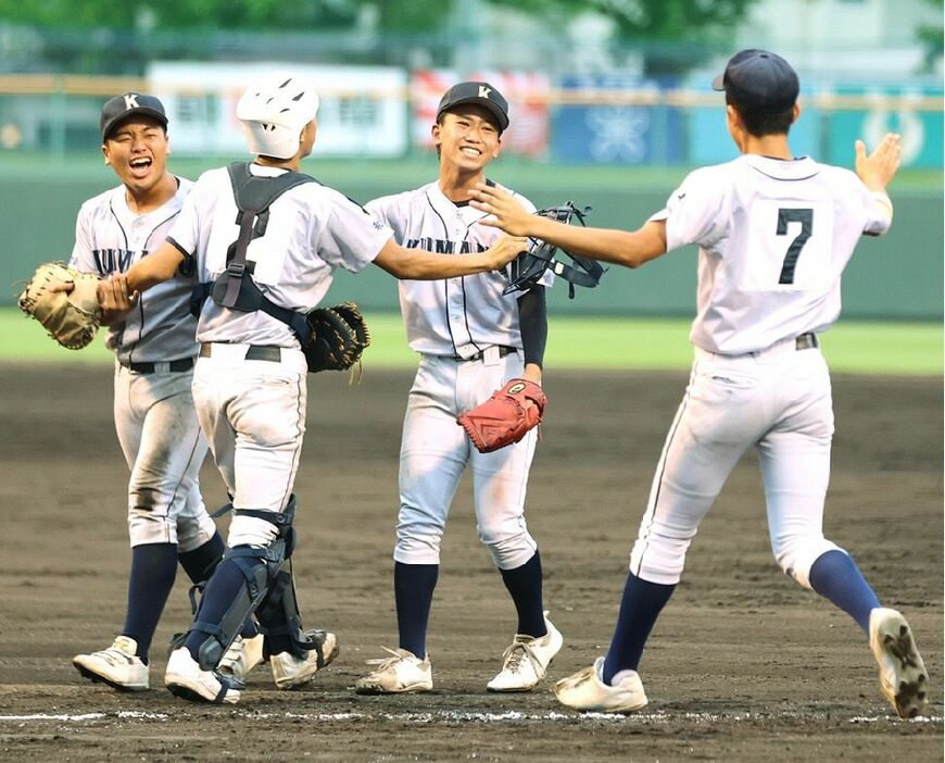 熊野―星林　夏５年ぶりの勝利を決め、マウンドの太田（右から２人目）に駆け寄る熊野の選手＝１１日、紀三井寺球場で