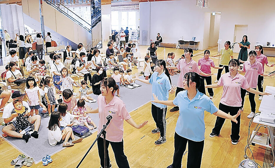 踊りを披露する富山短大生